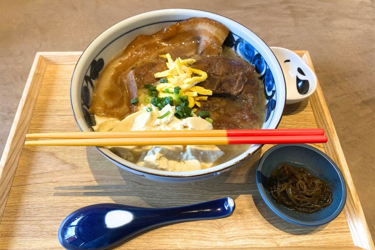 オバー直伝の“ちょうどいい旨み”沖縄そば「ニューロイヤル」（うるま市）