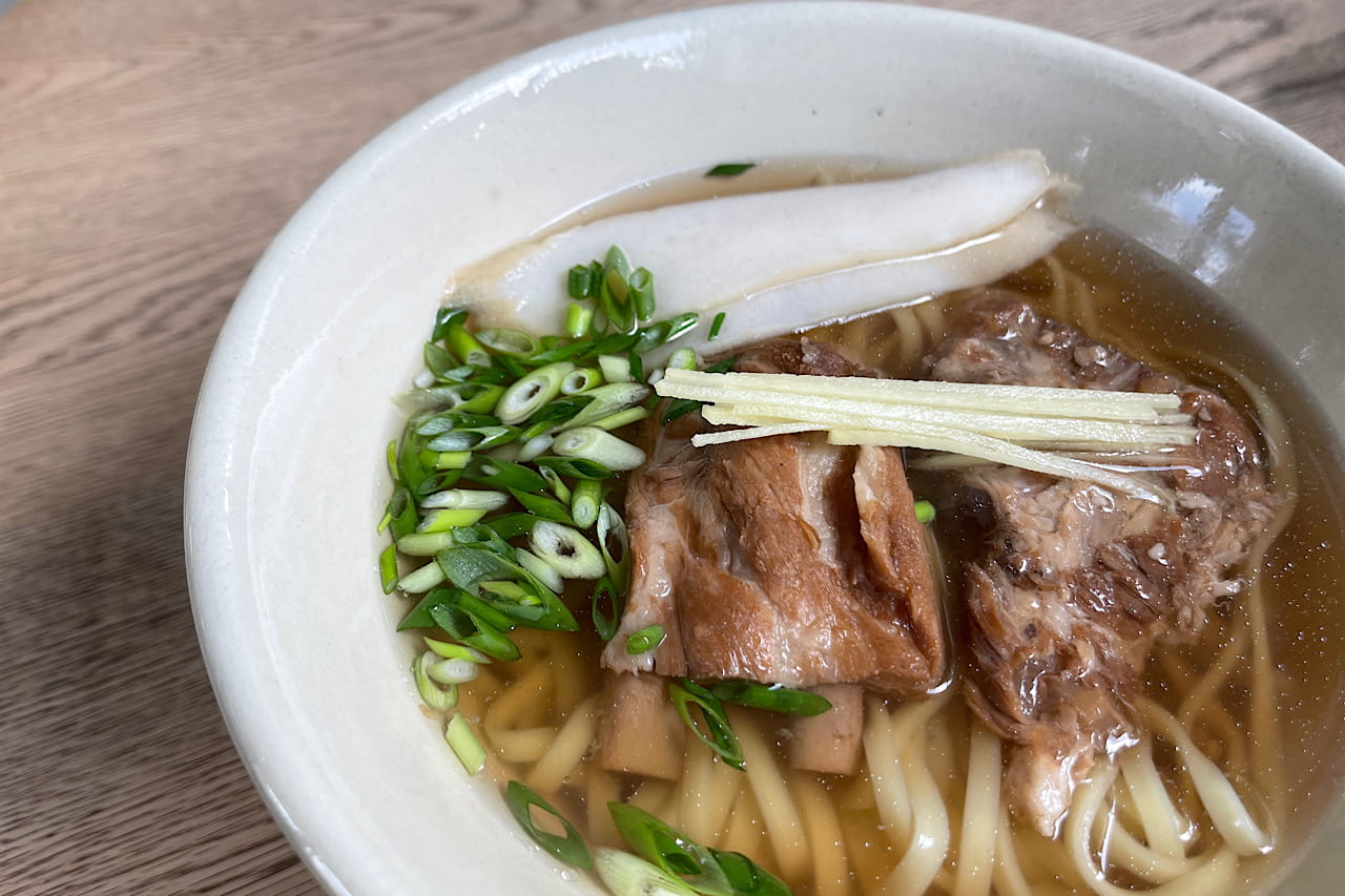 照喜名製麺所の生麺×黄金スープ！ここでしか味わえない沖縄そばを心地よい空間で「nan*ne（ナンネ）」（那覇市）