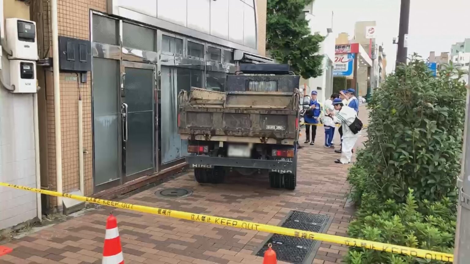 【速報】トラックが歩行者をはねて歩道へ…クリーニング店に衝突したか トラックの運転手は意識不明の重体　東京・世田谷区若林（TBS NEWS DIG Powered by JNN）