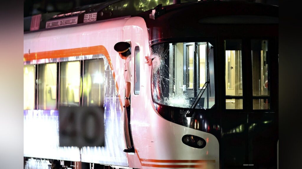 ＪＲ高山線、特急列車が踏切で立ち往生のキャリアカーと衝突…乗客２０人けが - 読売新聞オンライン
