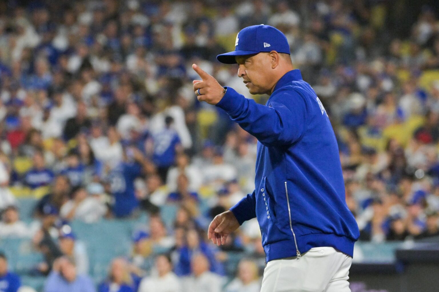 「皆がロバーツ監督を解任せよと叫んでいる」大谷2発でWCS初戦圧勝も8回に救援陣炎上“アタフタ”に米メディアやSNSから非難の声…「世界一連覇に届かないように見えた」（RONSPO） - Yahoo!ニュース