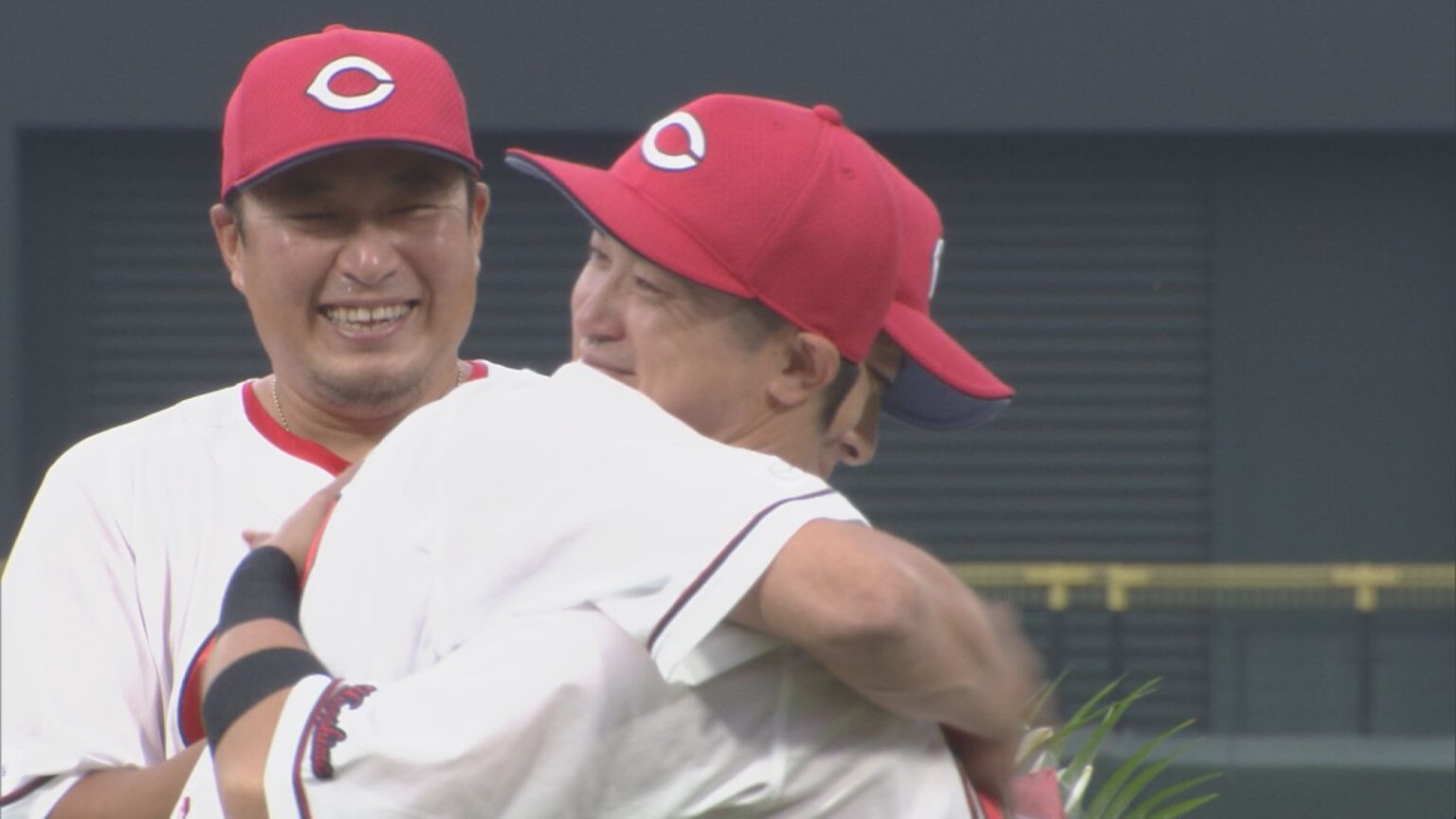 「もう少し野球をやらせて下さい!」 今季最終戦を終えたカープ 試合後のセレモニーで新井監督が思わぬ"無茶ぶり" 今季限りでカープを去る田中広輔、松山竜平、上本崇司が大観衆の前で別れの挨拶（RCC中国放送） - Yahoo!ニュース