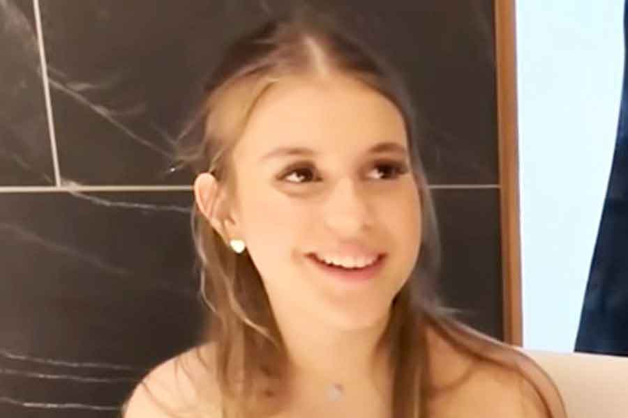 初めて食べたイクラの食感に驚くリブさん（スクリーンショット）