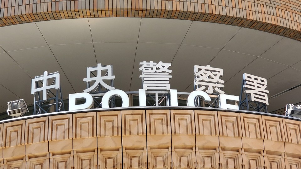 「服を燃やされたようだ」 札幌市営地下鉄・大通駅のホーム　女性のブラウスに直径約５センチの焦げた穴　立ち去った男の行方追う（HBCニュース北海道） - Yahoo!ニュース