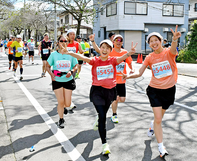 秋の県都、巡る笑顔 山形まるごとマラソン（山形新聞） - Yahoo!ニュース