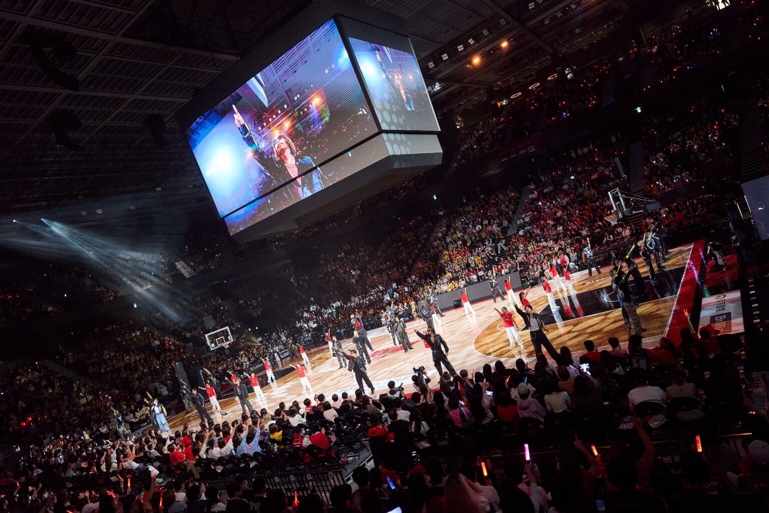 EXILE TRIBE、Bリーグ・アルバルク東京の開幕節をライブで盛り上げ　会場いっぱいのブースターと『Rising Sun』（TOKYO HEADLINE WEB）