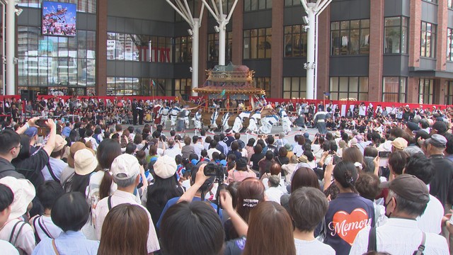 【長崎】福をお裾分け 長崎くんち「庭先回り」かもめ広場に約２５００人集まる（長崎文化放送） - Yahoo!ニュース - Yahoo!ニュース