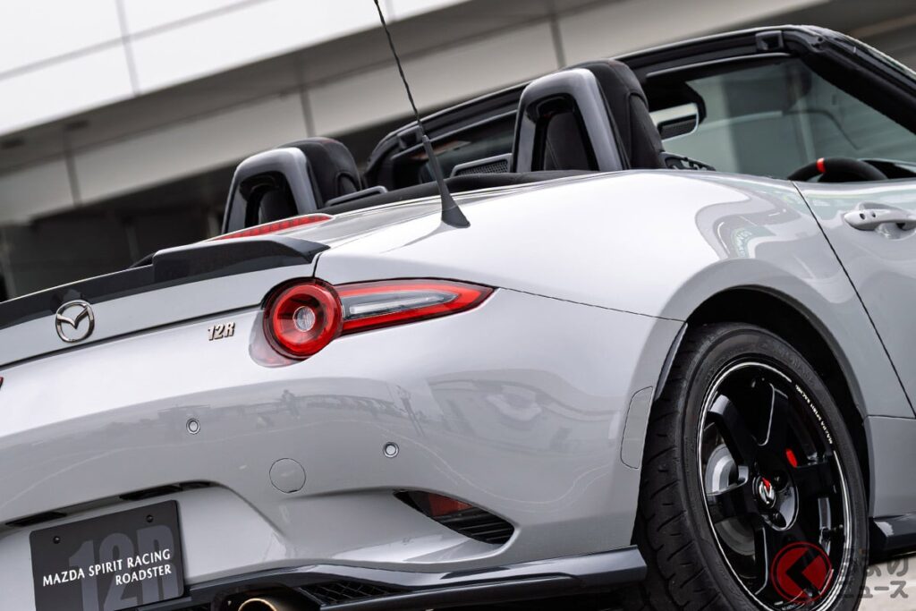761万円でMTのみ! マツダ「究極のスポーツカー」ついに市販化! 200馬力の2リッター"ソフトトップ仕様"が登場! 争奪戦必至な「MSRロードスター/12R」とは! – くるまのニュース 「ロードスター」のスペシャルモデル「MAZDA SPIRIT RACING ROADSTER 12R」