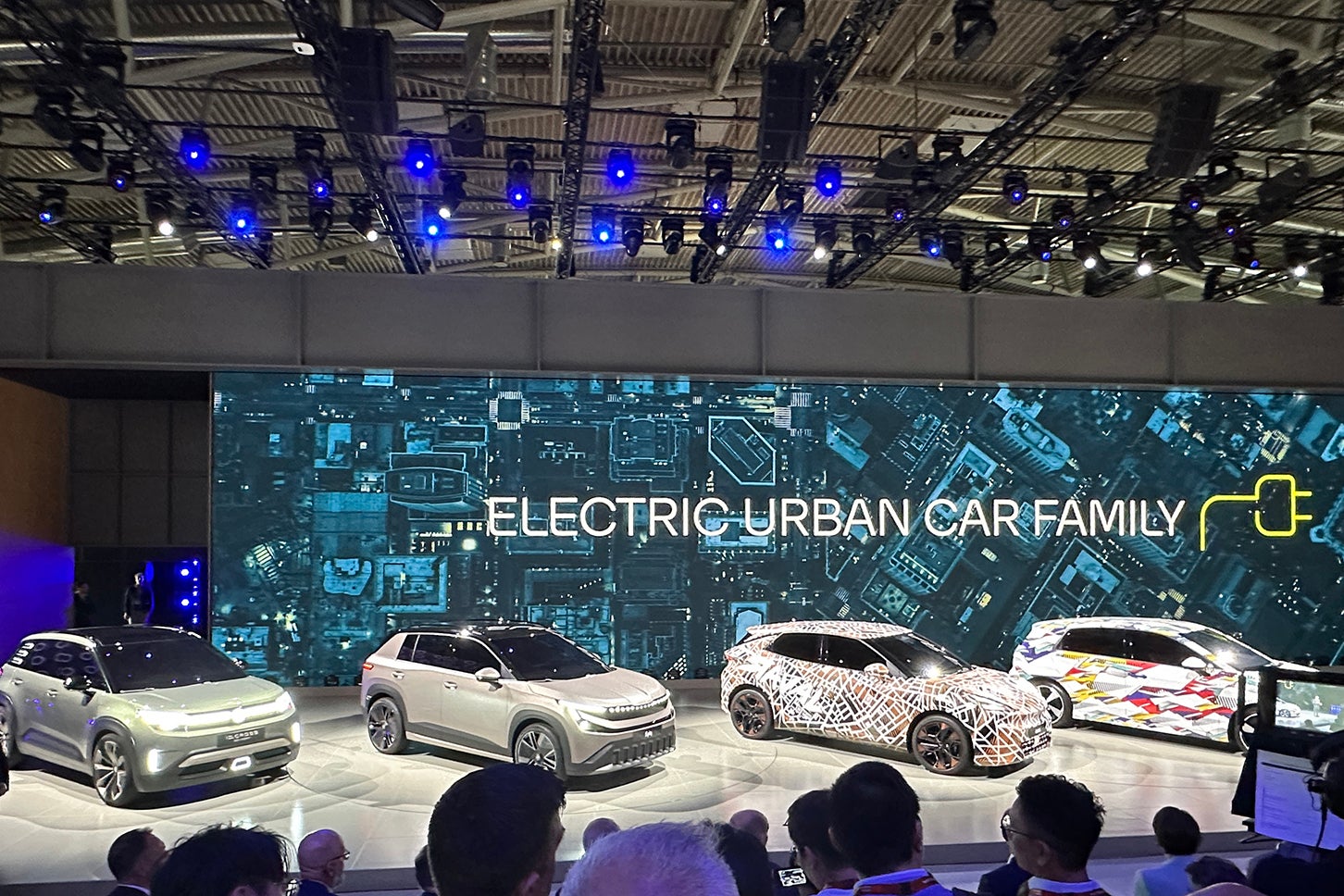 フォルクスワーゲン（VW）グループ各ブランドの記者発表で。左から「VW ID.クロス・コンセプト」、「シュコダ・エピック」。カムフラージュが施された2台は「クプラ・ラヴァル」と「VW ID.ポロ」。4台とも同一のプラットフォーム「MEB＋」、同一の工場(スペイン)で効率化を目指す。
