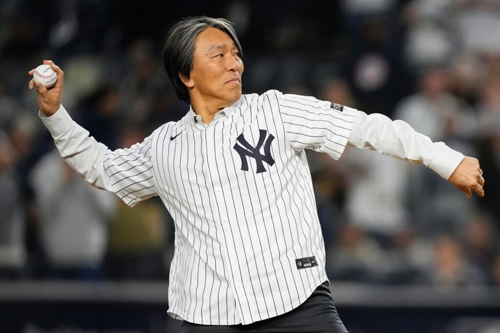 松井秀喜氏 ピンストライプのユニ姿で始球式に登場！ヤンキースタジアム大歓声→見事なストライク投球（デイリースポーツ） - Yahoo!ニュース