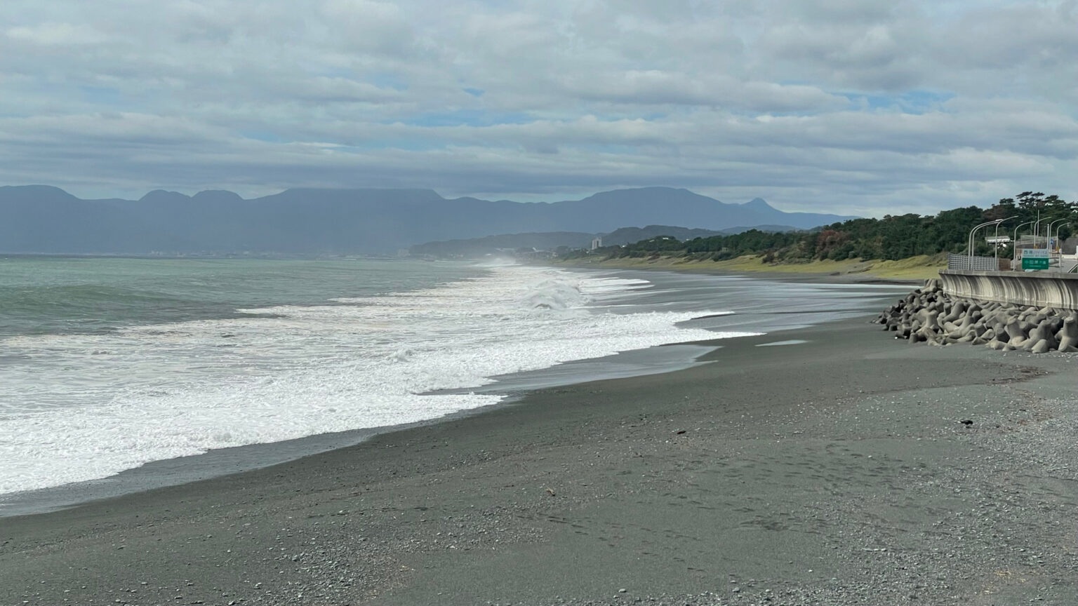 【速報】台風の影響か…神奈川県大磯町に“海釣り”来ていた3人が波にさらわれる　60代男性が死亡　50代男性2人は自力で岸上がる　照ヶ崎海岸（TBS NEWS DIG Powered by JNN）