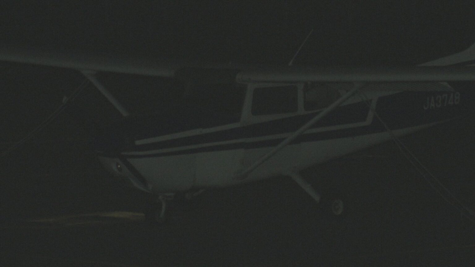 福井空港で着陸時に小型プロペラ機の前輪破損し滑走路が一時閉鎖 国交省は重大インシデントに認定（MRO北陸放送） - Yahoo!ニュース