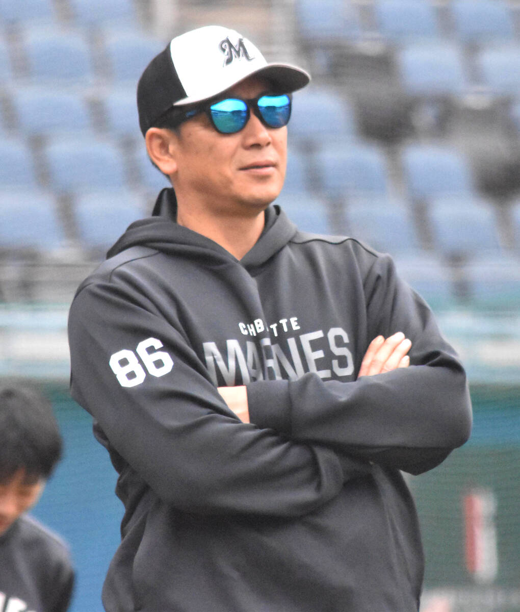 秋季練習で選手を見守るロッテ・サブロー監督
