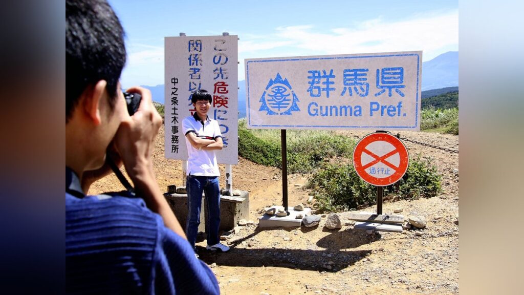 ここから先がグンマー帝国…県境の古びた看板はよく見ると新品、秘境感満載で「群馬県やるなあ」 - 読売新聞オンライン