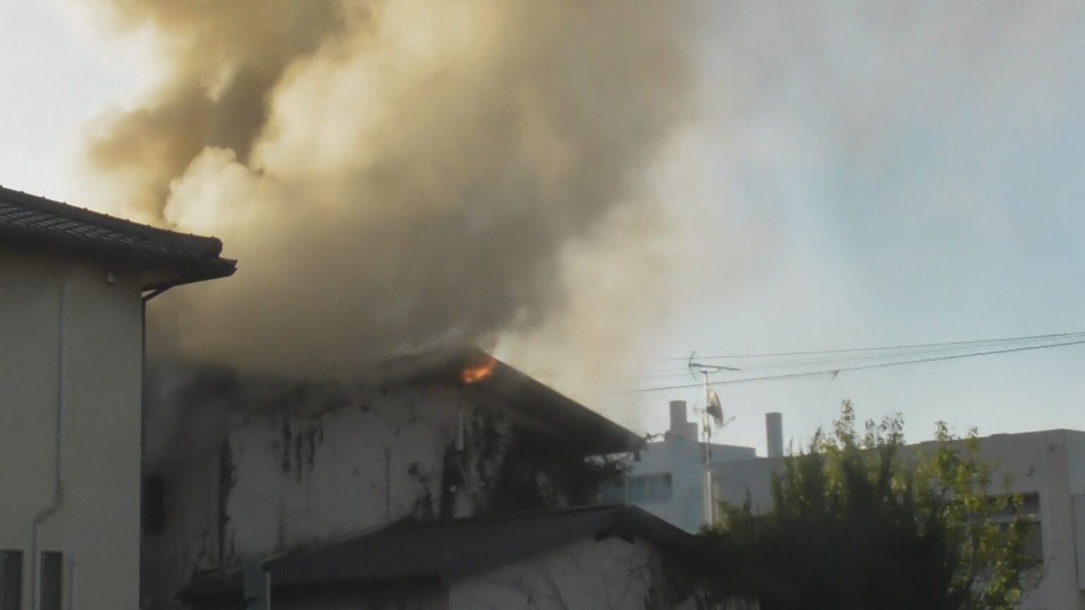 早朝の松山市で住宅が全焼 焼け跡から１人の遺体見つかる【愛媛】（eat愛媛朝日テレビ） - Yahoo!ニュース - Yahoo!ニュース