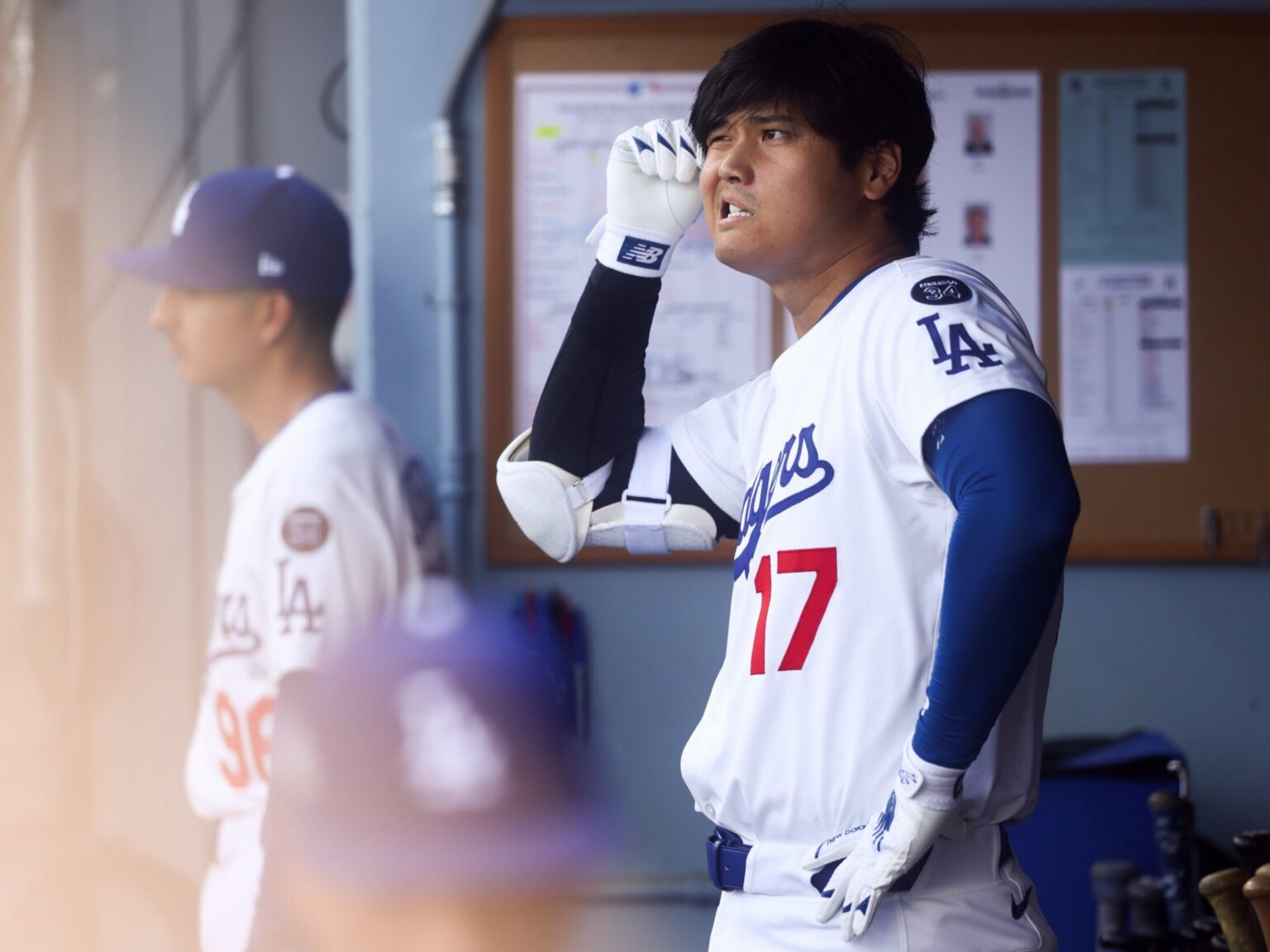 ドジャース大谷翔平が「あれ、バットを2本持って？」NHK解説者が現場で目撃した “ある行動”のわけ…不調打開へ声をかけた「頼れる男」とは（Number Web） - Yahoo!ニュース