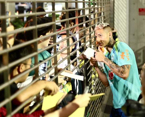 前日練習後、ファンサービスに応じるブラジル代表リシャルリソン（撮影・河田真司）