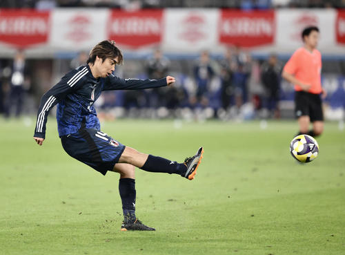 日本対ブラジル　後半、クロスを上げる伊東（撮影・河田真司）