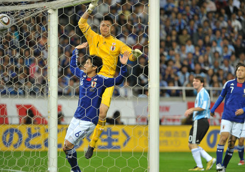 キリンチャレンジカップ2010　日本対アルゼンチン　前半、アルゼンチンFWリオネル・メッシのシュートを阻むGK川島永嗣。左はDF内田篤人（2010年10月撮影）
