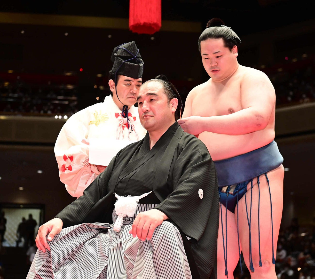 引退相撲で安治川親方（元関脇安美錦）の大銀杏にはさみを入れた錦富士（右）