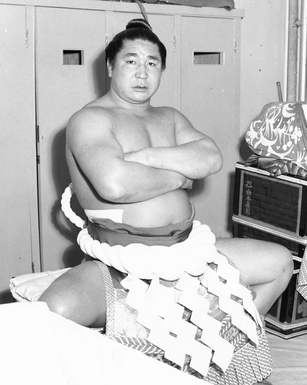 支度部屋で腕を組む初代若乃花（1958年3月21日撮影）