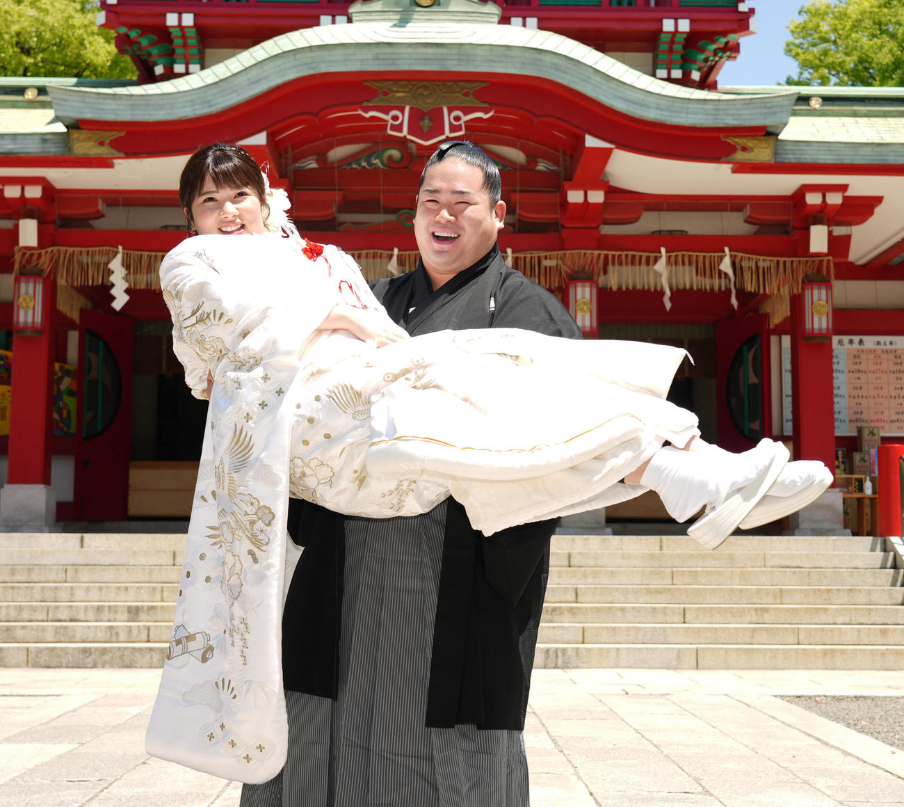 挙式を終えた錦富士は報道陣からの要請を受けて静香夫人をお姫さま抱っこする（2023年5月10日撮影）