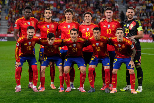 スペイン対ブルガリア　集合写真に納まるスペインのスタメンの選手たち（2025年10月14日撮影、AP）