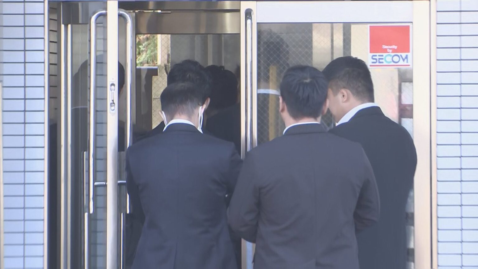 【速報】指定暴力団住吉会系暴力団事務所を家宅捜索　関係者の男を逮捕　組織的な関与の有無などを調べる　東京・江戸川区催涙スプレー強盗傷害事件 警視庁（TBS NEWS DIG Powered by JNN）