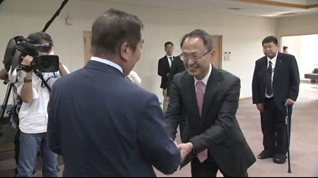 石川県知事選挙に出馬表明の山野之義氏が自民党県連や公明党県本部に推薦願を提出 自民党県連幹事長は山野氏が差し出した手に応じ“握手”（MRO北陸放送） - Yahoo!ニュース