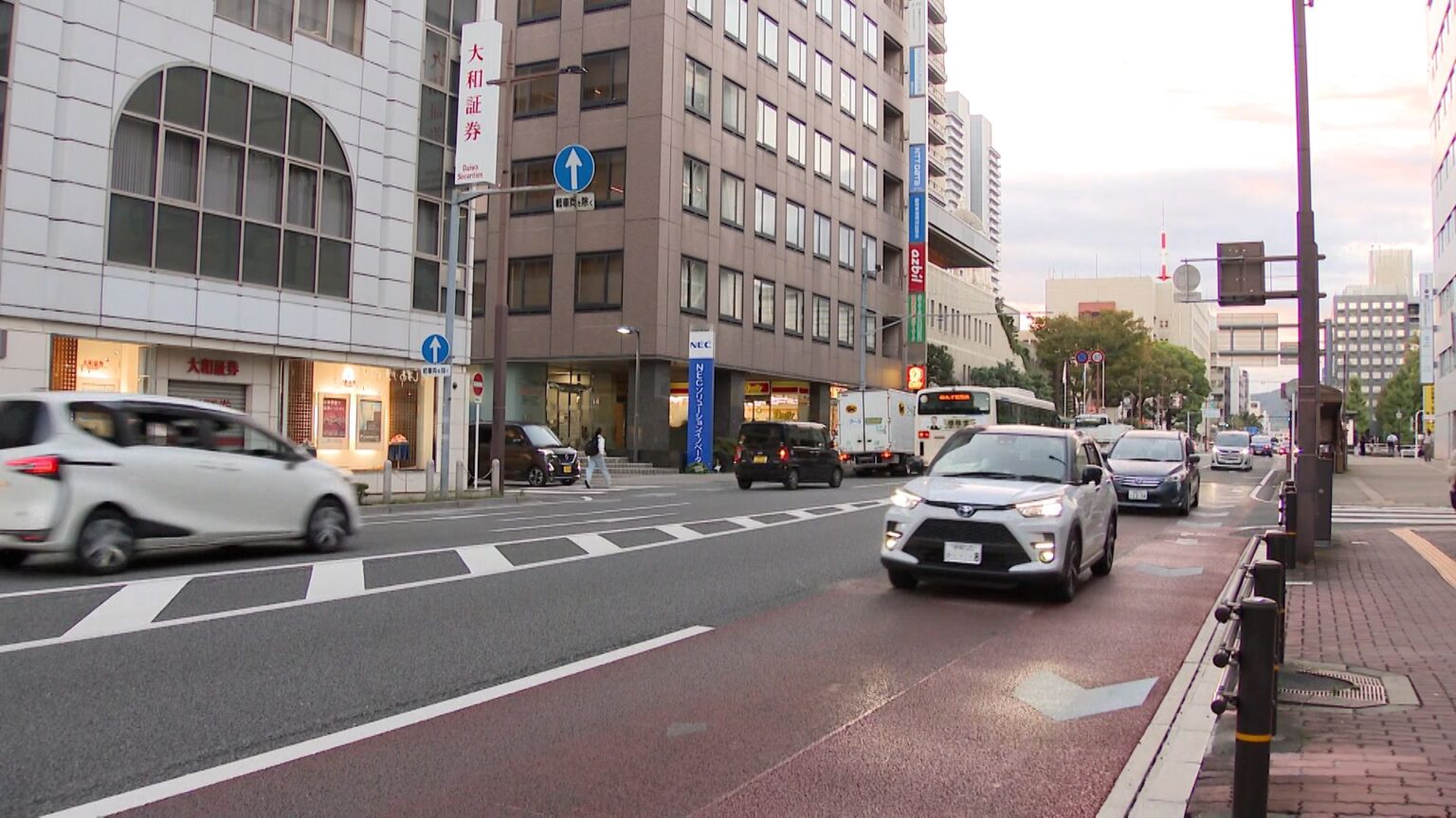 静岡市の中心部で自転車で横断していた女性（81）と乗用車が衝突 女性は頭を強く打ち重体=静岡市葵区（静岡放送（SBS）） - Yahoo!ニュース - Yahoo!ニュース