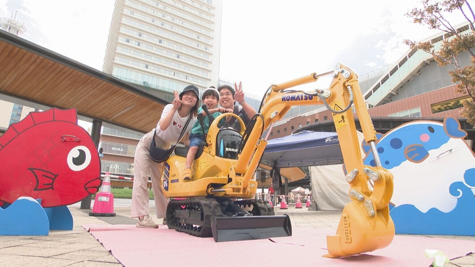 子どもが笑顔でショベルカーを操作 大分市で建設業の魅力を発信する「土木建築フェスタ」開催 大分（OBS大分放送） - Yahoo!ニュース - Yahoo!ニュース