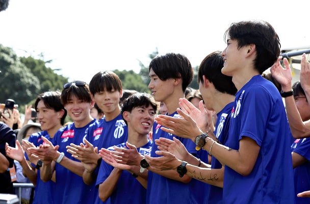 ２位で本戦出場を決め、拍手する順大の選手たち（１８日、国営昭和記念公園で）＝野口哲司撮影