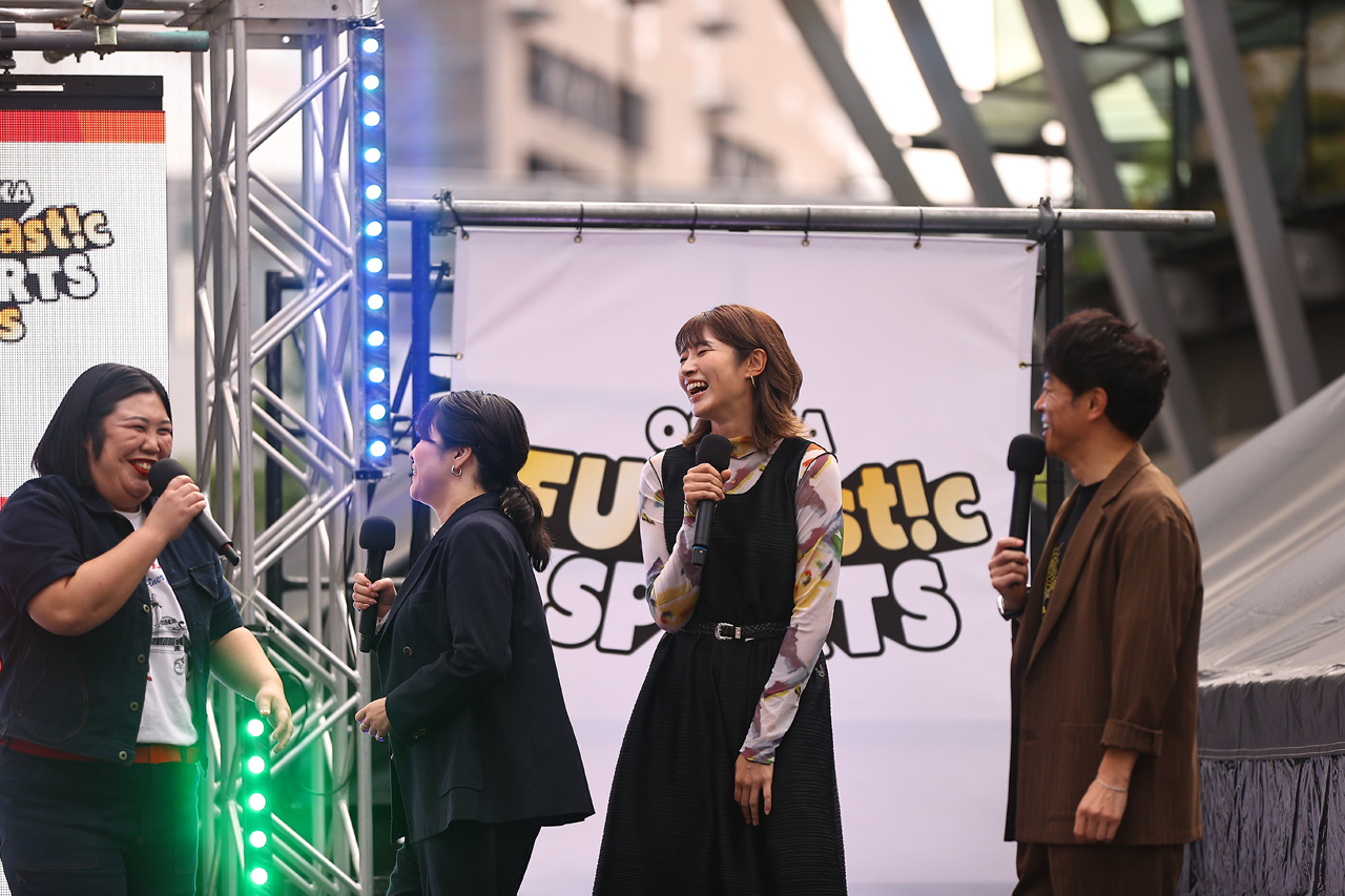 『OSAKA FUNtast!c SPORTS FES』で紅しょうが、狩野舞子氏、上田遥歌選手、小川瑞琴選手、横井咲桜選手がうめきた広場で対決1