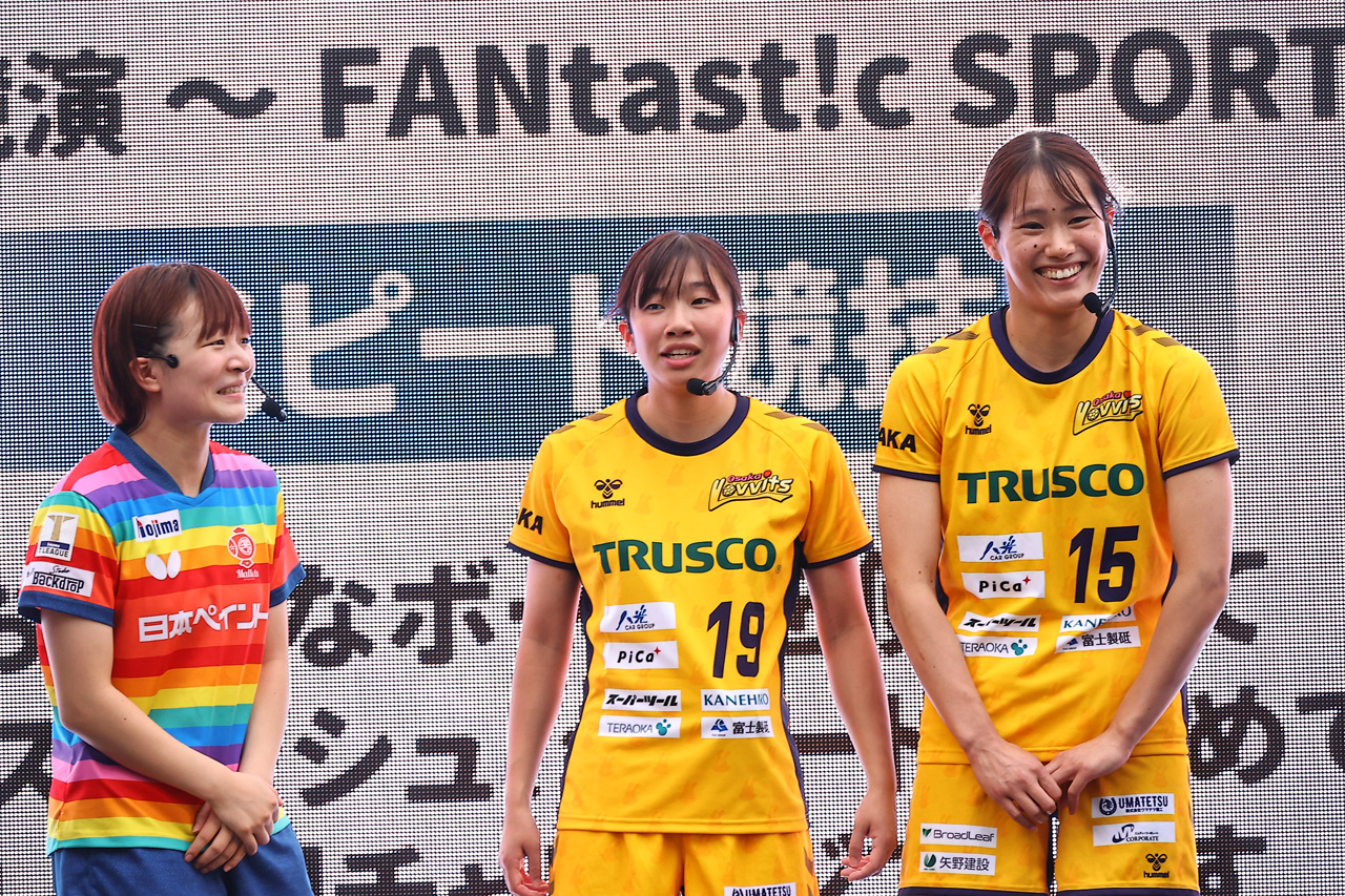 『OSAKA FUNtast!c SPORTS FES』で紅しょうが、狩野舞子氏、上田遥歌選手、小川瑞琴選手、横井咲桜選手がうめきた広場で対決2