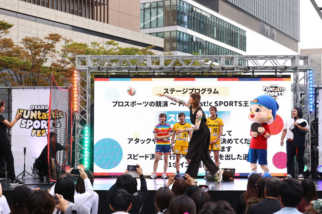 『OSAKA FUNtast!c SPORTS FES』で紅しょうが、狩野舞子氏、上田遥歌選手、小川瑞琴選手、横井咲桜選手がうめきた広場で対決3