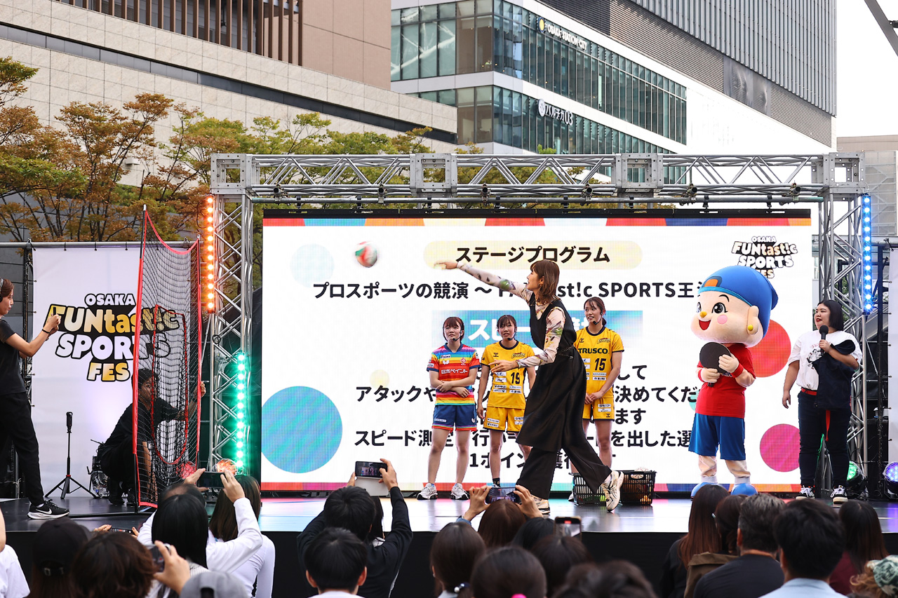 『OSAKA FUNtast!c SPORTS FES』で紅しょうが、狩野舞子氏、上田遥歌選手、小川瑞琴選手、横井咲桜選手がうめきた広場で対決3