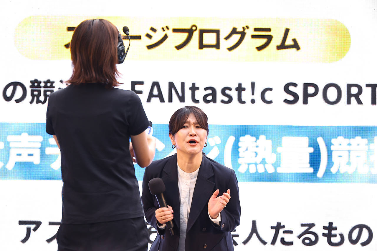 『OSAKA FUNtast!c SPORTS FES』で紅しょうが、狩野舞子氏、上田遥歌選手、小川瑞琴選手、横井咲桜選手がうめきた広場で対決4