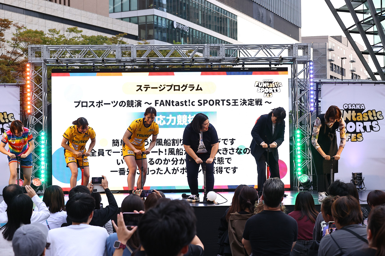 『OSAKA FUNtast!c SPORTS FES』で紅しょうが、狩野舞子氏、上田遥歌選手、小川瑞琴選手、横井咲桜選手がうめきた広場で対決5
