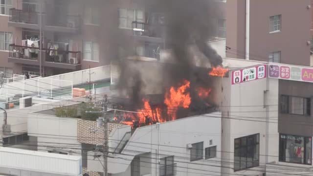 松山市で２階建て住宅が燃える火事 隣の建物にも延焼 近くに複合商業施設や運動会中の小学校【愛媛】（テレビ愛媛） - Yahoo!ニュース - Yahoo!ニュース