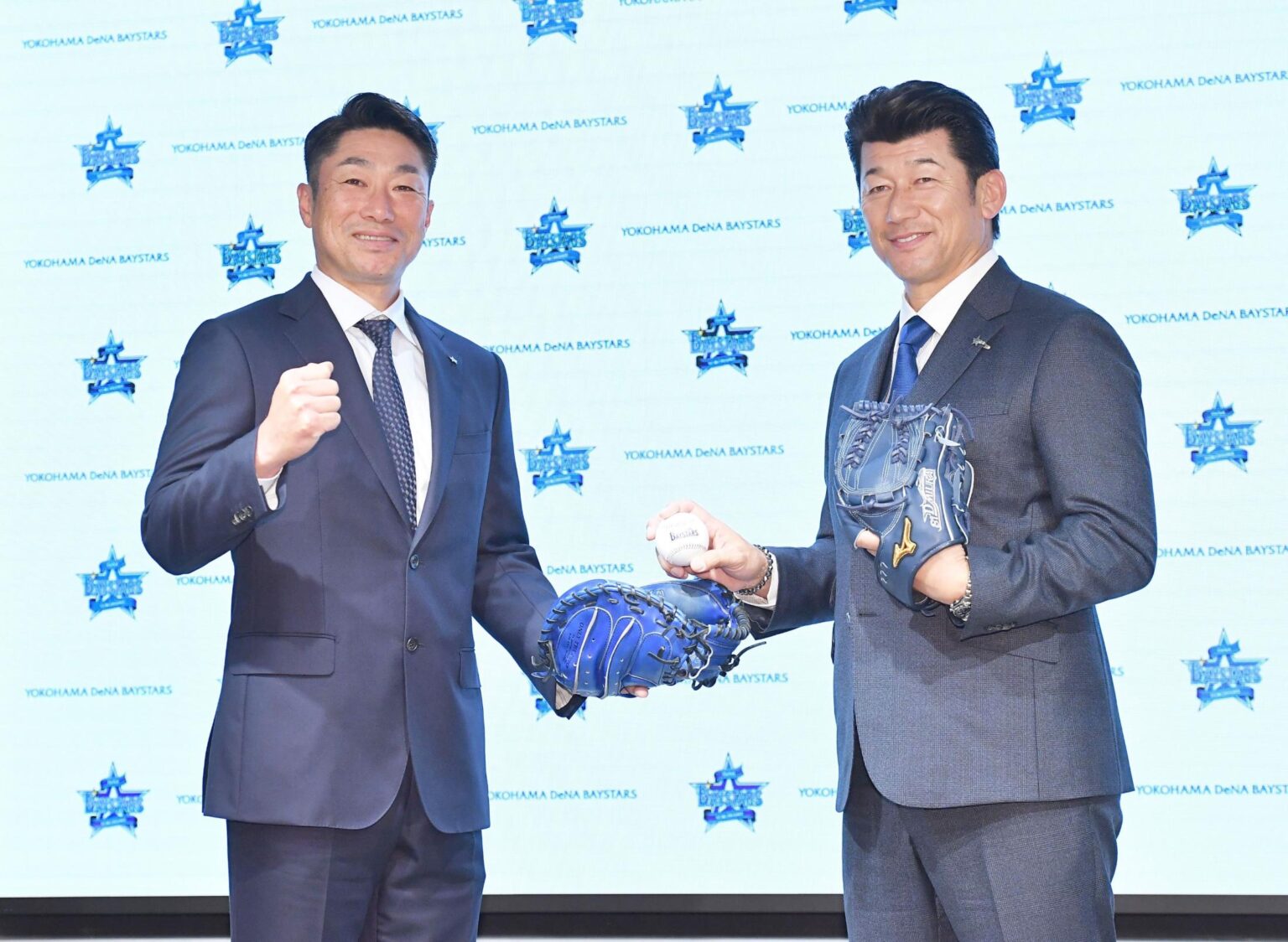 DeNA 新旧監督が同席会見 リーゼント姿の三浦前監督、相川新監督へバトン託す「たくさん話をした」(デイリースポーツ) – Yahoo!ニュース DeNA 新旧監督が同席会見 リーゼント姿の三浦前監督、相川新監督へバトン託す「たくさん話をした」(デイリースポーツ) - Yahoo!ニュース