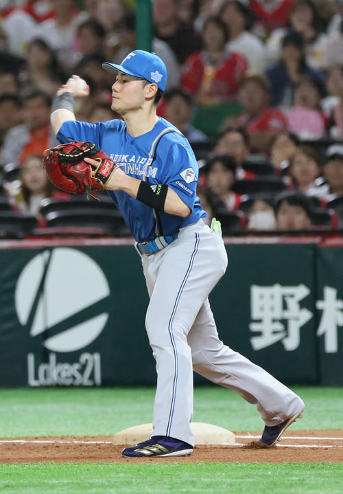 【日本ハム】宮本慎也氏「やめる勇気も必要」先制許した場面解説 清宮幸太郎の送球が走者当たる – nikkansports.com ソフトバンク対日本ハム 3回裏ソフトバンク1死一、二塁、周東の一ゴロで清宮幸が二塁へ悪送球(撮影・加藤孝規)