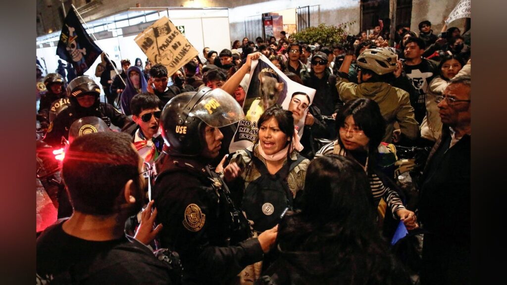 ペルー首都に非常事態宣言、Ｚ世代若者らの「ワンピース」旗を掲げた反政府デモ暴徒化 - 読売新聞オンライン