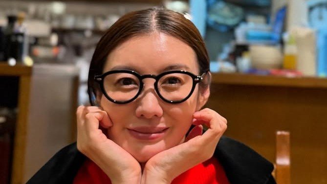 ともさかりえ 黒い水着姿で“美背中”披露!沖縄でプールを満喫するリラックス感漂う様子に「絵になる」「神々しい」（めざましmedia） - Yahoo!ニュース