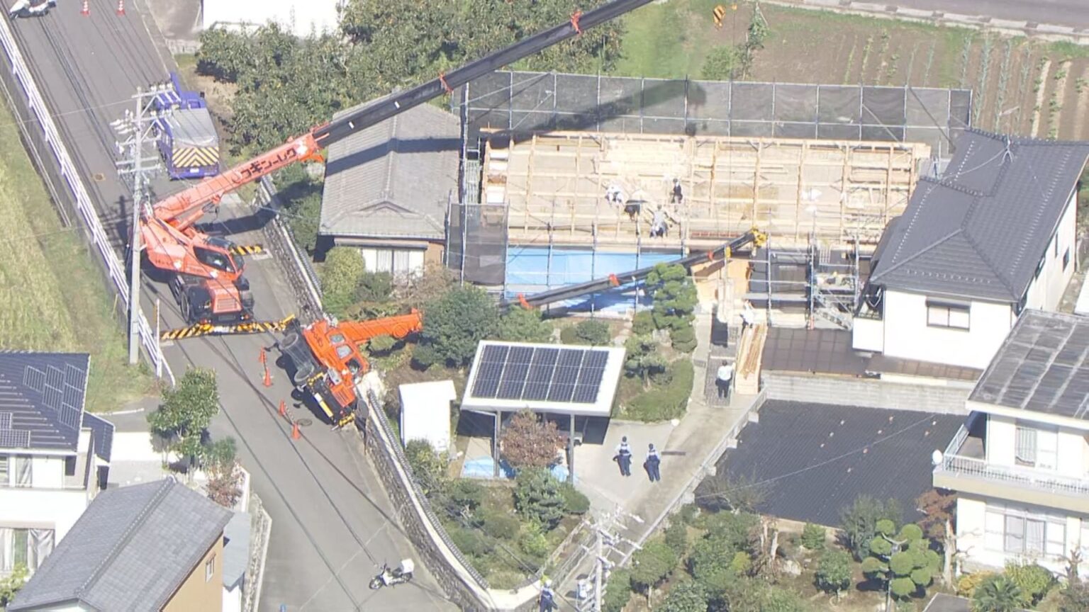 クレーン車のアームが住宅敷地内に突っ込む 作業中にバランス崩して横転 住宅の塀などにぶつかり周辺は通行止めに 岐阜市城田寺（CBCテレビ） - Yahoo!ニュース