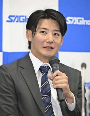 巨人から１位指名を受け、記者会見に臨む鷺宮製作所の竹丸和幸投手（２３日、埼玉県狭山市で）＝大石健登撮影