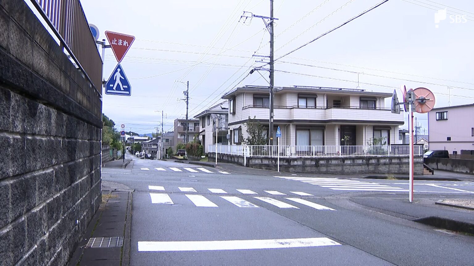 「人が倒れている 意識がないようだ」信号のない交差点で親子が車にはねられる 31歳母親が意識不明の重体 車運転の64歳男を逮捕=静岡・湖西市（静岡放送（SBS）） - Yahoo!ニュース