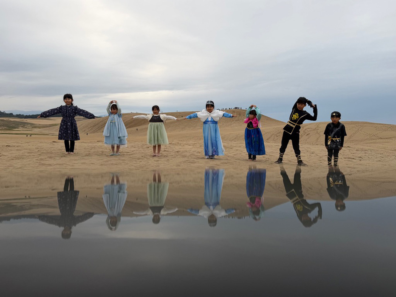 ミャクミャク 鳥取県副知事から感砂状！“アフター万博”『鳥取砂丘ハロウィンパーティー after EXPO2025』開催4