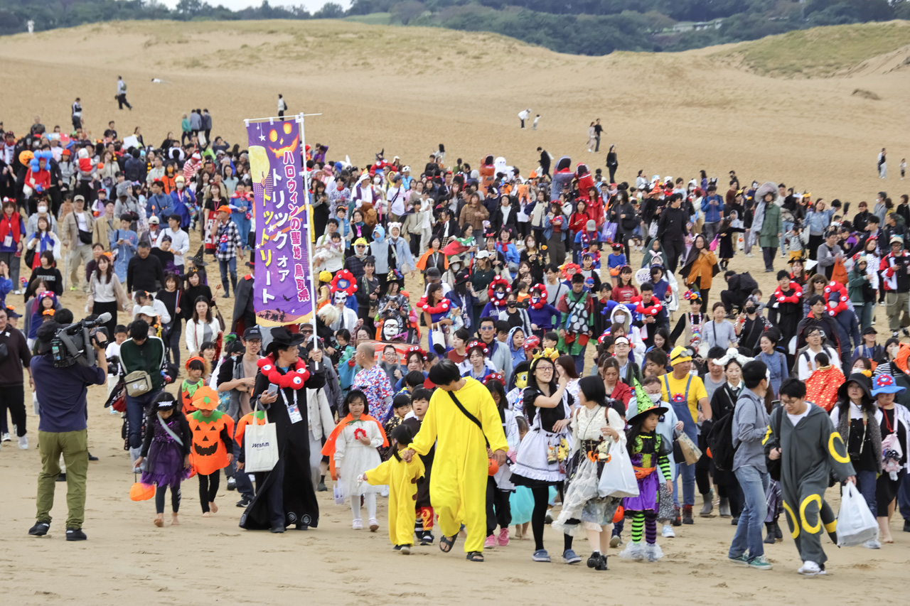ミャクミャク 鳥取県副知事から感砂状！“アフター万博”『鳥取砂丘ハロウィンパーティー after EXPO2025』開催7