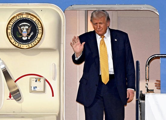 羽田空港に到着したトランプ米大統領（２７日午後５時１０分）＝代表撮影