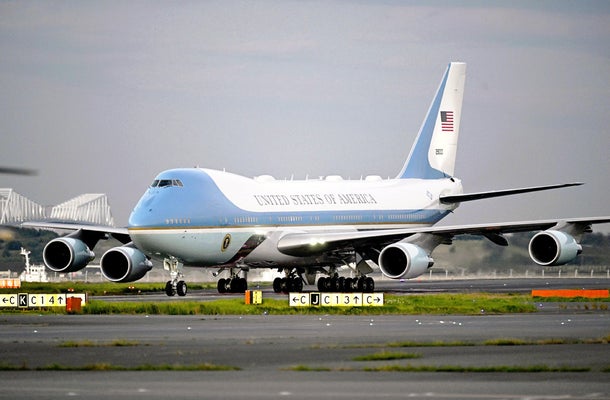 トランプ米大統領を乗せ、羽田空港に到着した大統領専用機（２７日午後５時１分）＝代表撮影